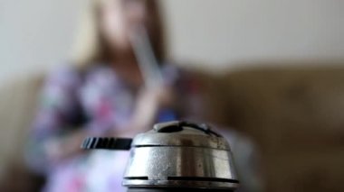 nargile duman bir kız arka plan üzerinde ince bir dere var.