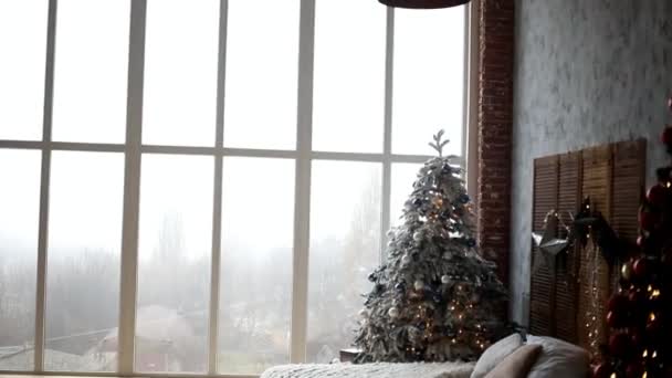 Порожня Кімната Великим Вікном Новорічним Декором — стокове відео
