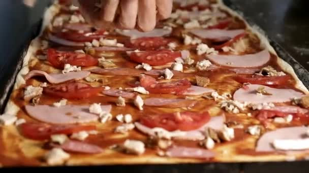 大きな長方形のピザにキノコの部分を手袋で女性の手を置く — ストック動画