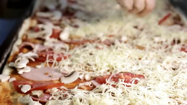 Mani Femminili Nei Guanti Addormentarsi Con Formaggio Grattugiato Una Pizza — Video Stock