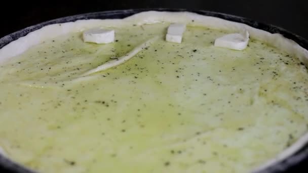 Kvinnliga Händer Handskar Lägga Mozzarella Rullas Degen — Stockvideo