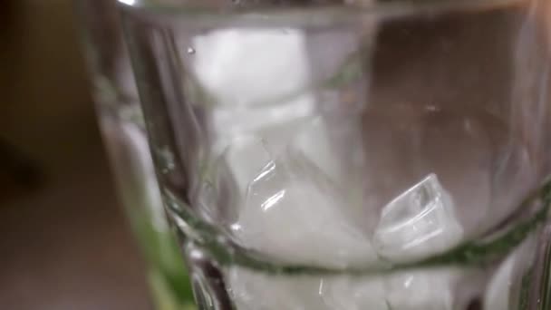 Voda Nalije Průhledného Skla Ledem — Stock video