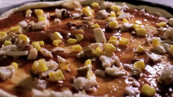 ピザの表面に落ちるトウモロコシ — ストック動画