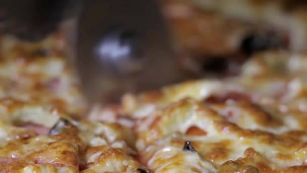 Bir Bıçak Sıcak Pizza Çok Yakın Bir Plan Keser — Stok video