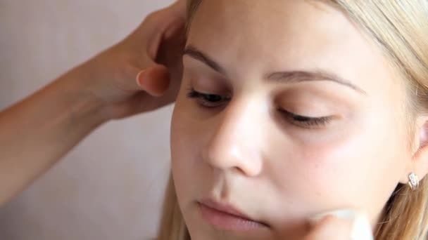 化妆师的手做眼罩周围的眼睛模型关闭计划 — 图库视频影像