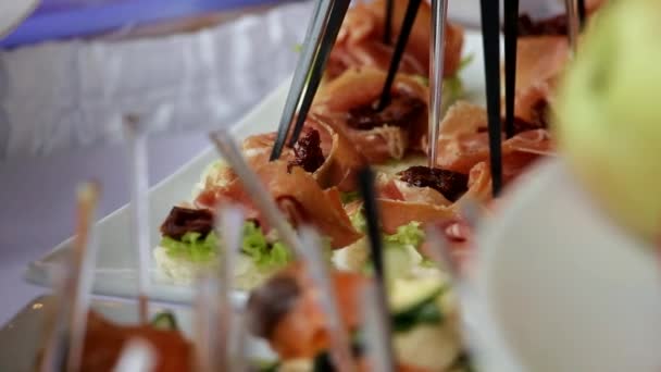 Törtchen Mit Lachs Und Salat Liegen Aus Nächster Nähe Auf — Stockvideo