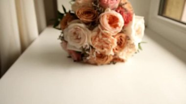 Masanın üzerine gül buketi