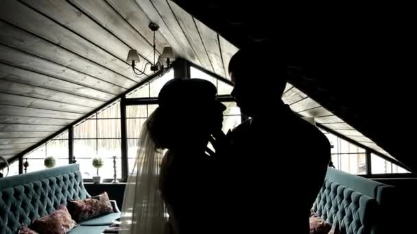 Silhouet Van Het Omarmen Van Pasgetrouwden Onder Het Dak Van — Stockvideo