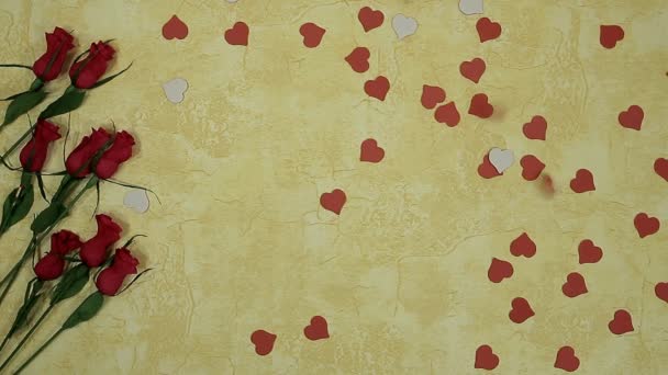 Φωτεινές Κόκκινες Μικρές Καρδιές Διασποράς Στον Πίνακα Όπου Βρίσκονται Τριαντάφυλλα — Αρχείο Βίντεο