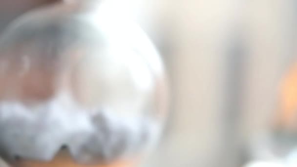 Новорічна Скляна Іграшка Гойдається Крупним Планом — стокове відео