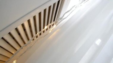 yanıp sönen garland yere asılı