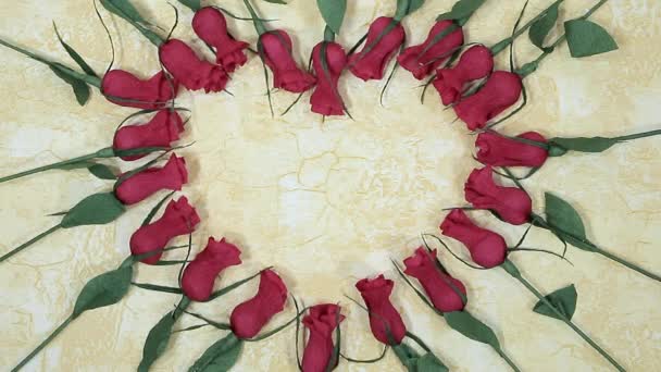 Mão Homem Coloca Meio Coração Das Flores Forrado Caixa Presente — Vídeo de Stock