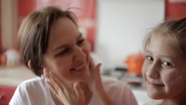 Tochter Wischt Mamas Gesicht Vom Mehl Beide Lachen — Stockvideo