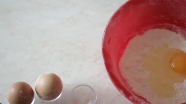 女性手泡立て器小麦粉ミックスと卵 — ストック動画