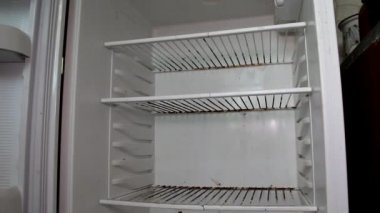 boş eski bir buzdolabı kapı kapanır