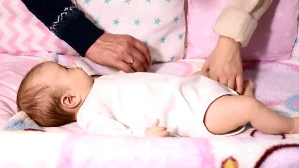 Masculino Feminino Mão Acariciar Bebê Berço — Vídeo de Stock
