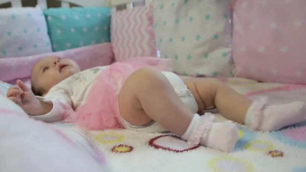 赤ちゃんのベビーベッドに横たわっているとあくび — ストック動画