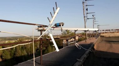 Çatıda TV antenleri vardır