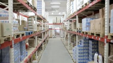 kadar çok sayıda farklı ürünler kamera hareketi ile depo raflar