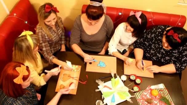 Blonde Yellow Shirt Actively Tells Her Friends Who Draw Gingerbread — Stock Video