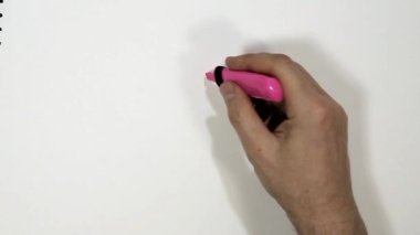 pembe bir marker ile erkek el beyaz bir arka plan üzerinde bir kalp çizer ve yazıt 