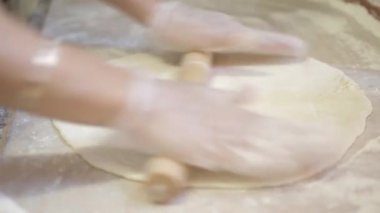 şeffaf eldiven eller masanın üzerine yuvarlak büyük tortilla rulo