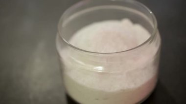 el tuz, siyah bir masada duran şeffaf kavanoz kapakları