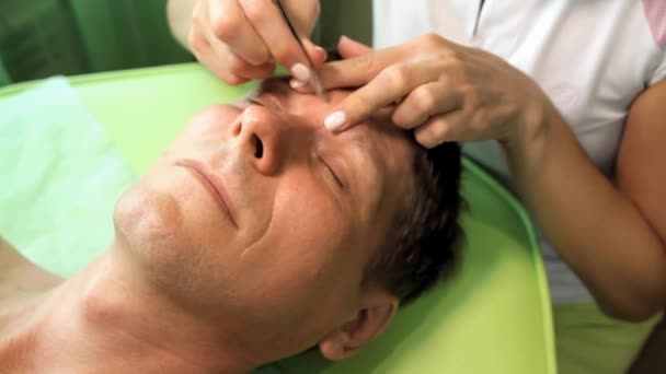 Mãos Esteticista Com Pinças Arrancar Cabelo Entre Sobrancelhas — Vídeo de Stock