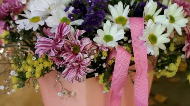 五颜六色的菊花被收集在一个花束 这是放置在一个盒子里 — 图库视频影像
