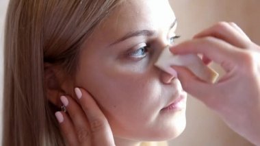 kalıcı makyaj sanatçı el modelinin yanak mendil