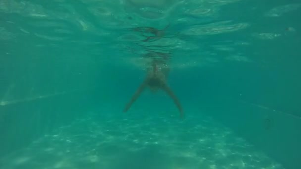 Szczupła Kobieta Pływa Pod Wodą Aparat Zwolnionym Tempie — Wideo stockowe