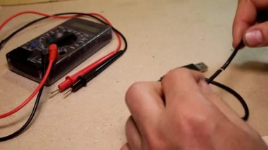 Tel Tel kesiciler ile kapalı erkekler ellerini ısırır