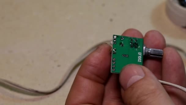 Mani Degli Uomini Saldano Filo Pcb Con Dettagli — Video Stock