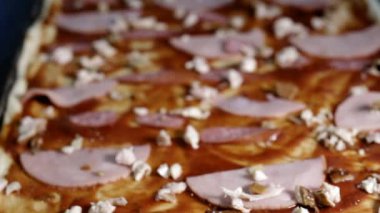 eldiven eller Pizza domates dilimleri düzenleme