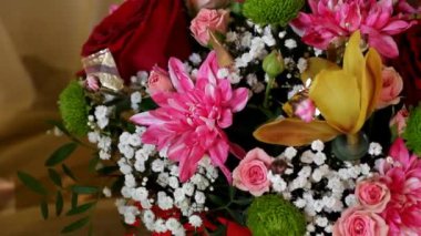 parlak buket çeşitli çiçek, kamera hareketi