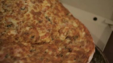 yakın çekim hazır pizza bir karton kutuya yerleştirilir