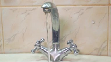 mens eller musluklar kapatın