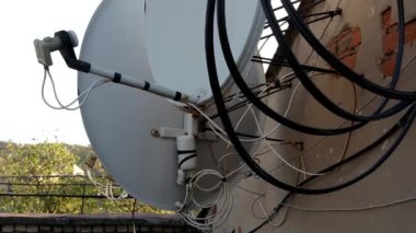 Evin çatısında TV anteni var.