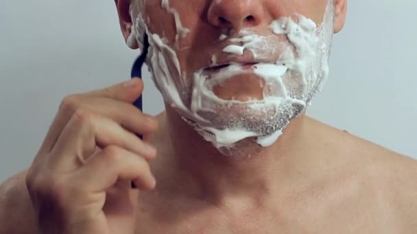 Man shaves a cheek-off machine — Stock Video