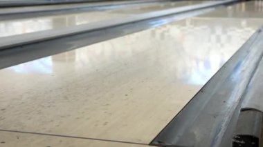 turuncu bowling topu ışık yolu boyunca rulo