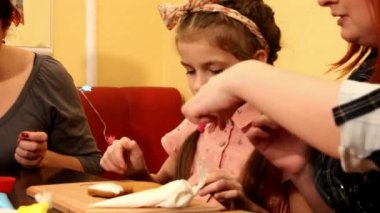 anne zencefilli çörek süslemek için nasıl kızına açıklar