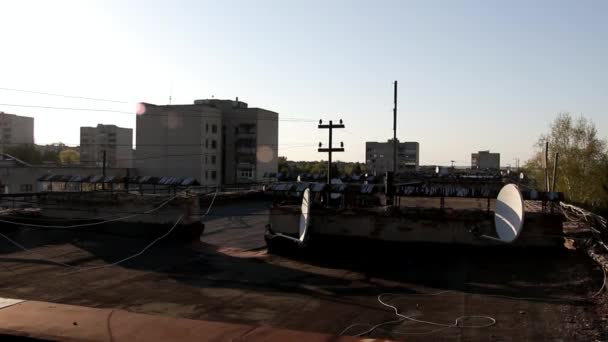 Vysoká Střecha Nainstalovanými Televizními Anténami — Stock video