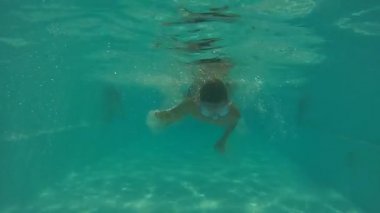 genç kamera su altında yüzer