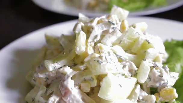 白い皿の上に白いソースと混ぜたサラダ — ストック動画