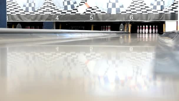 Turuncu top bowling skittles knocks — Stok video