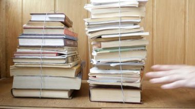 raftaki kadın elleri kitap yığınını kaydırın ve tableti