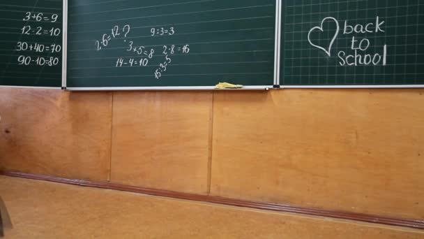 大きな赤い女性の靴の小さな女子高生は 学校に戻って言葉で黒板に実行されます — ストック動画