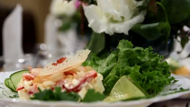明亮的海鲜沙拉躺在白盘上 — 图库视频影像