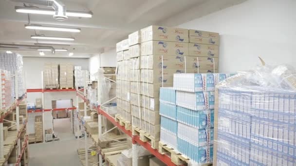 Prateleiras Armazém Com Caixas Produtos Químicos Domésticos Movimento Câmera Para — Vídeo de Stock