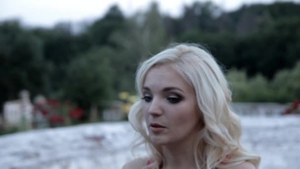 Twarz Blond Dziewczyna Która Rozmawia Smutno Siedząc Opuszczonym Parku — Wideo stockowe
